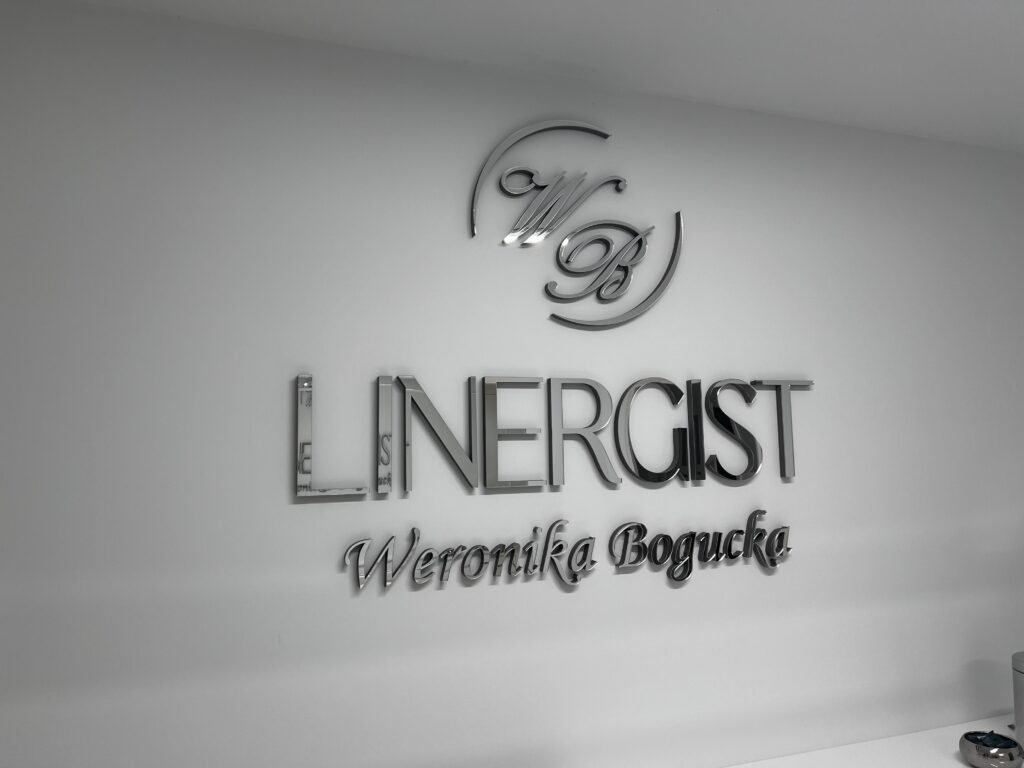 Logo lustrzane z akrylu na ścianę – realizacja DECOPARK
