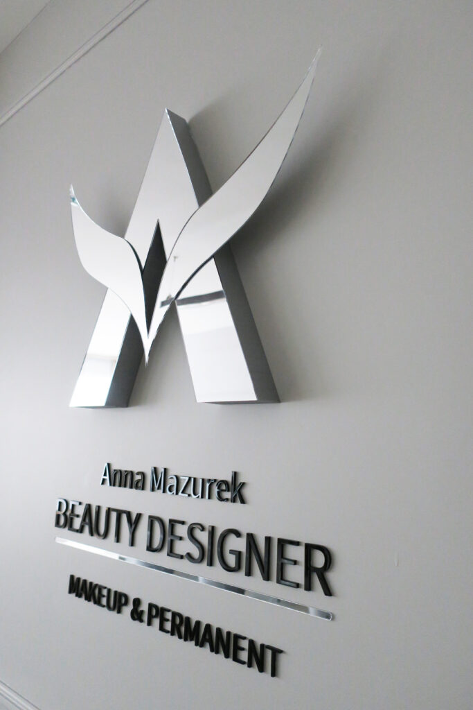 Logo lustrzane z akrylu na ścianę – realizacja DECOPARK