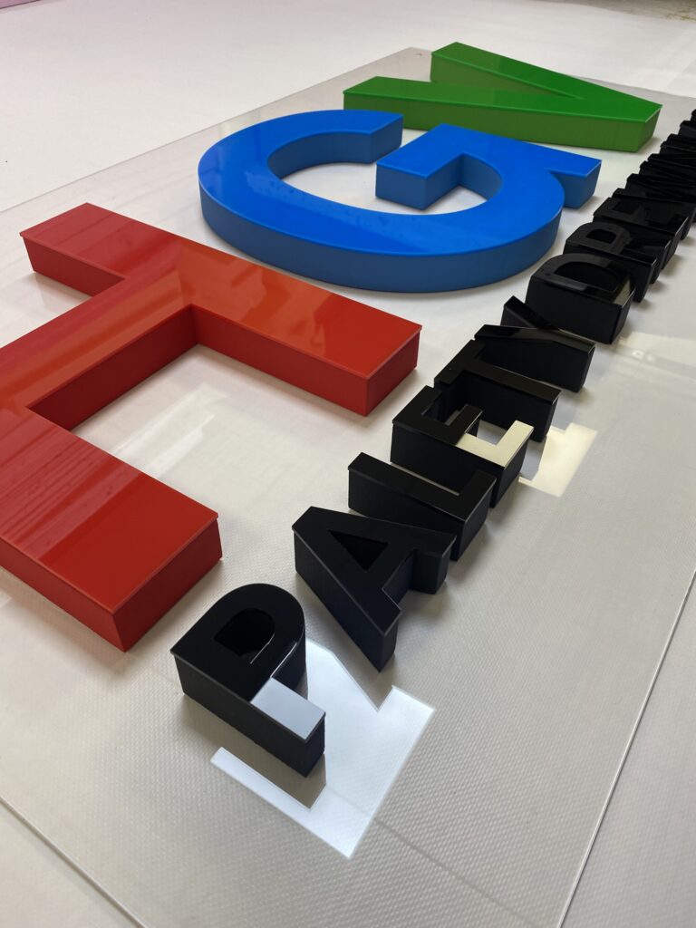 Niepodświetlane logo 3D ze styroduru z licem – realizacja DECOPARK