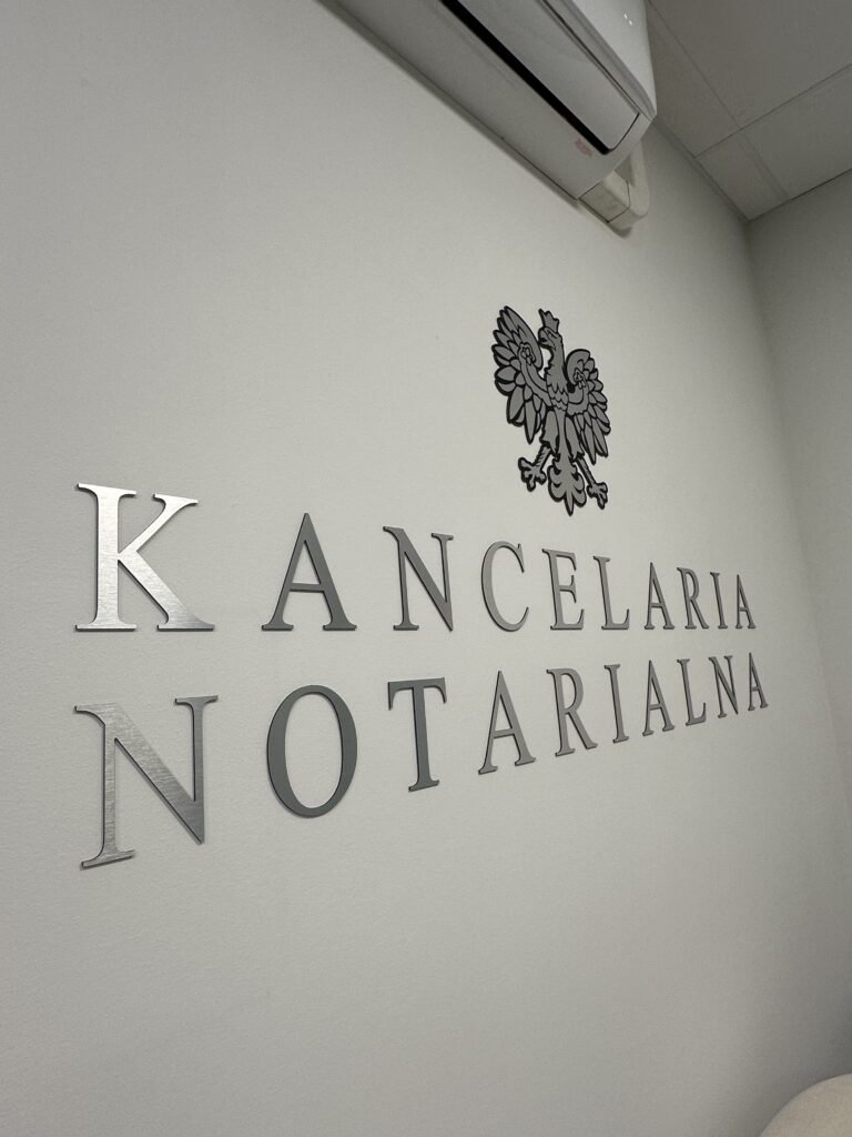 Logo lustrzane z akrylu na ścianę – realizacja DECOPARK