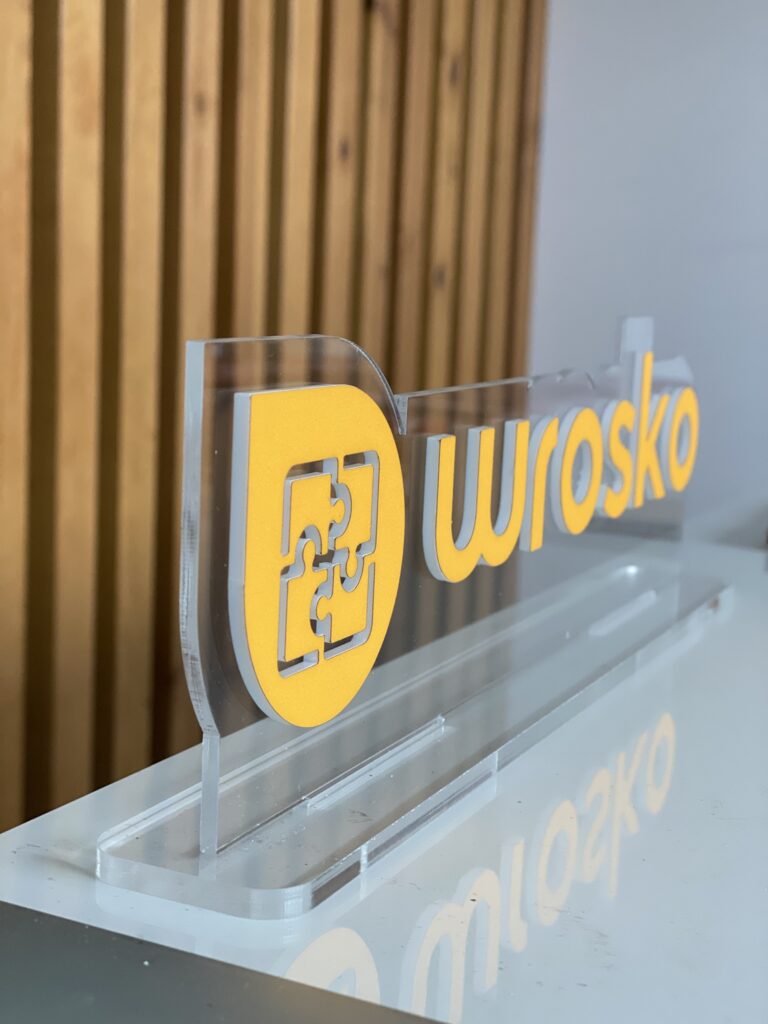 Niepodświetlane logo 3D ze styroduru z licem – realizacja DECOPARK