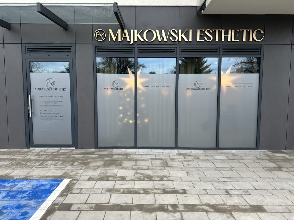 Logo lustrzane z akrylu na ścianę – realizacja DECOPARK
