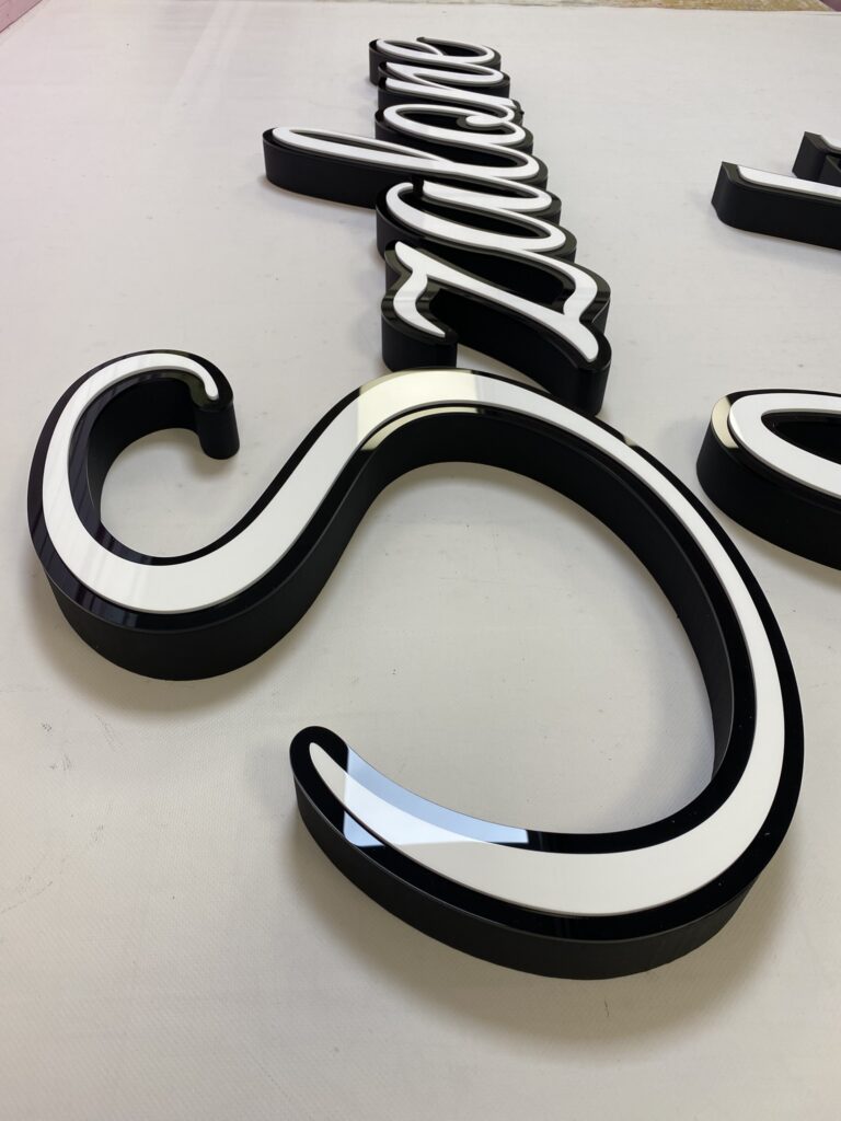 Niepodświetlane logo 3D ze styroduru z licem – realizacja DECOPARK