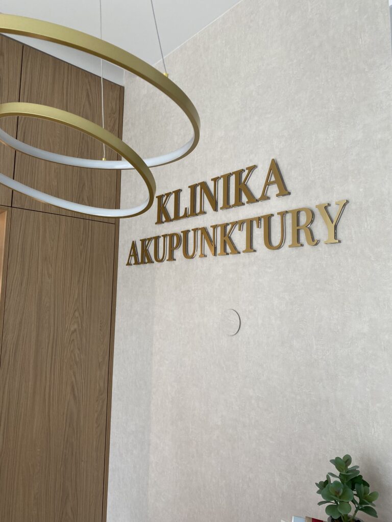 Logo lustrzane z akrylu na ścianę – realizacja DECOPARK