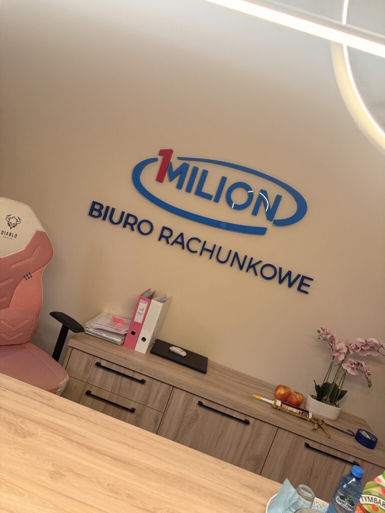 Niepodświetlane logo 3D ze styroduru z licem – realizacja DECOPARK