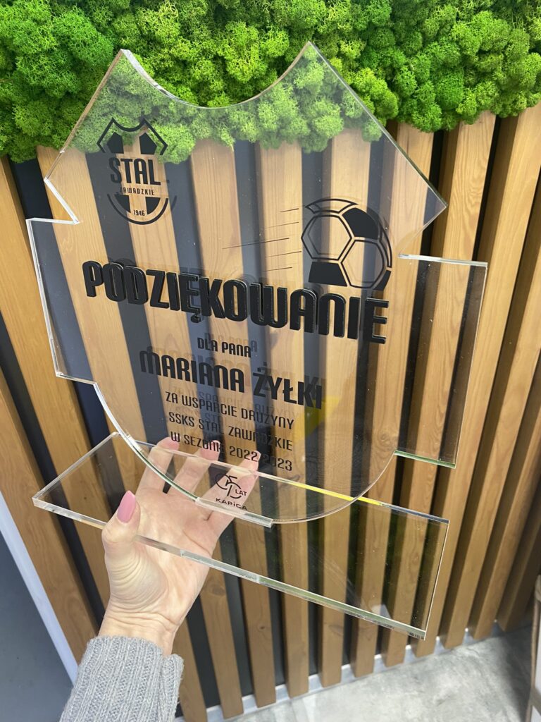Niepodświetlane logo 3D ze styroduru z licem – realizacja DECOPARK