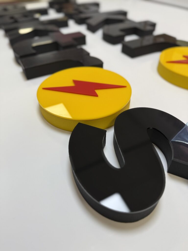 Niepodświetlane logo 3D ze styroduru z licem – realizacja DECOPARK