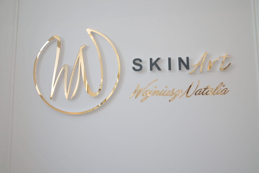 Logo lustrzane z akrylu na ścianę – realizacja DECOPARK