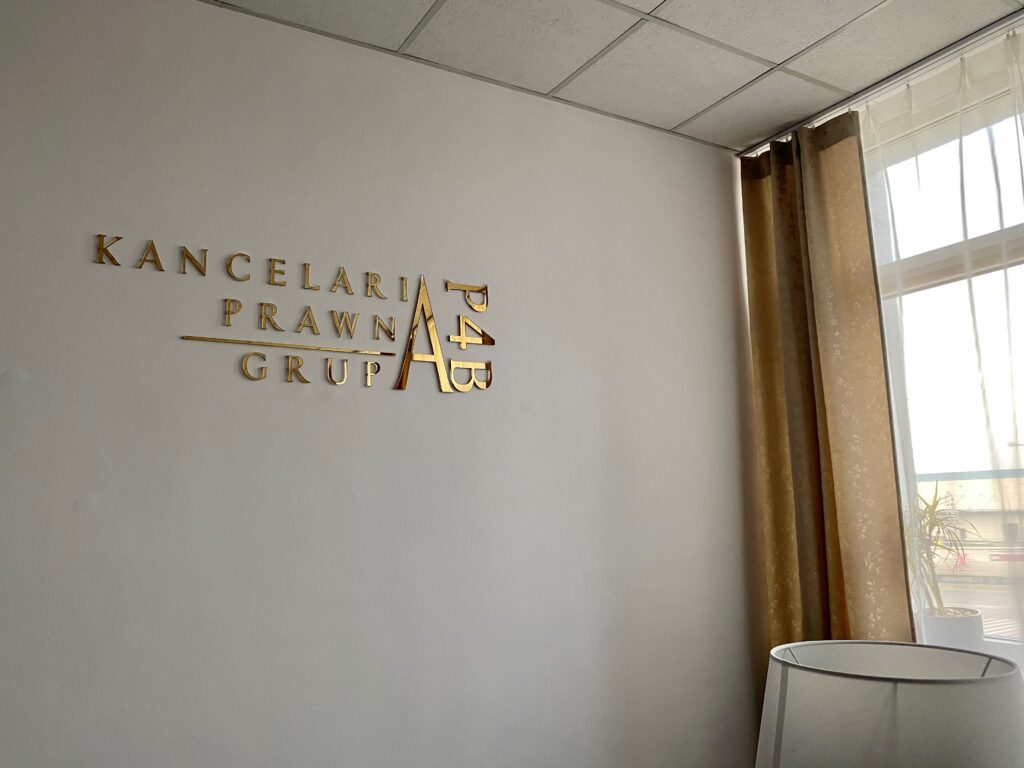 Logo lustrzane z akrylu na ścianę – realizacja DECOPARK