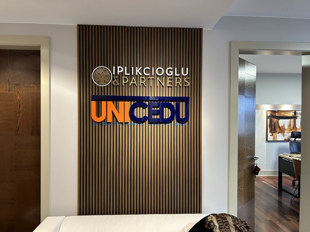 Niepodświetlane logo 3D ze styroduru z licem – realizacja DECOPARK