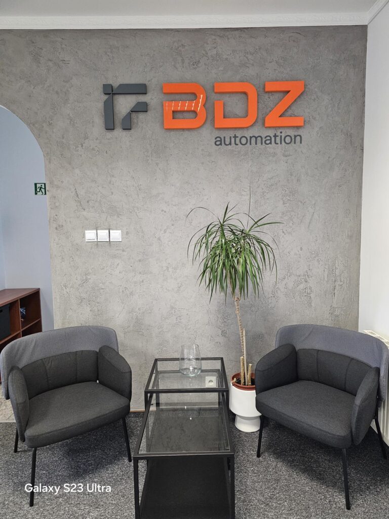 Niepodświetlane logo 3D ze styroduru z licem – realizacja DECOPARK