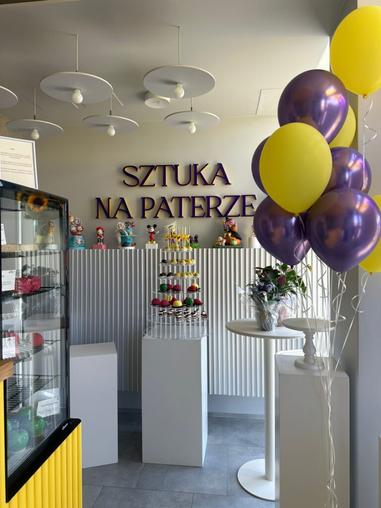 Niepodświetlane logo 3D ze styroduru z licem – realizacja DECOPARK