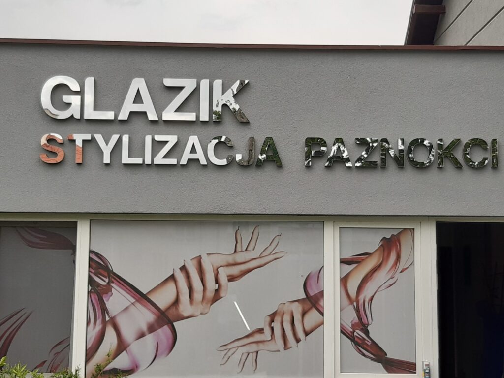 Logo lustrzane z akrylu na ścianę – realizacja DECOPARK
