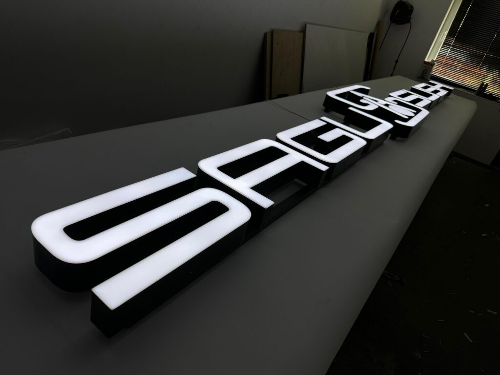 Litery blokowe FLAT na elewację – realizacja DECOPARK