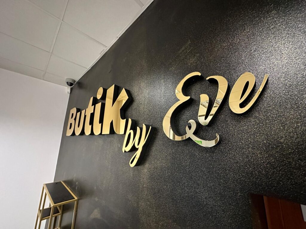 Logo lustrzane z akrylu na ścianę – realizacja DECOPARK