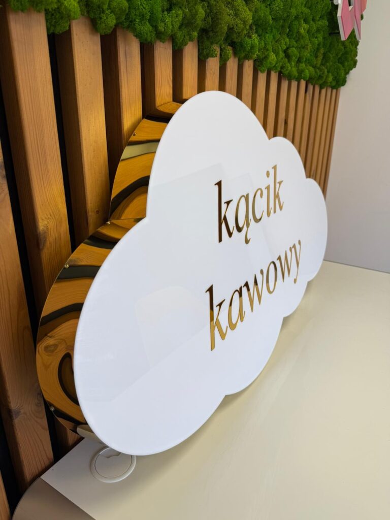 Kaseton reklamowy o nietypowym kształcie – realizacja DECOPARK