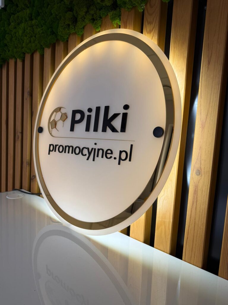 Litery HALO z PCV podświetlane od tyłu – realizacja DECOPARK