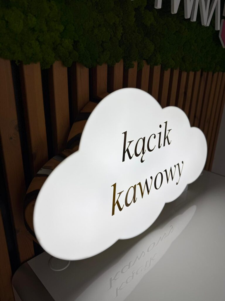 Kaseton reklamowy o nietypowym kształcie – realizacja DECOPARK