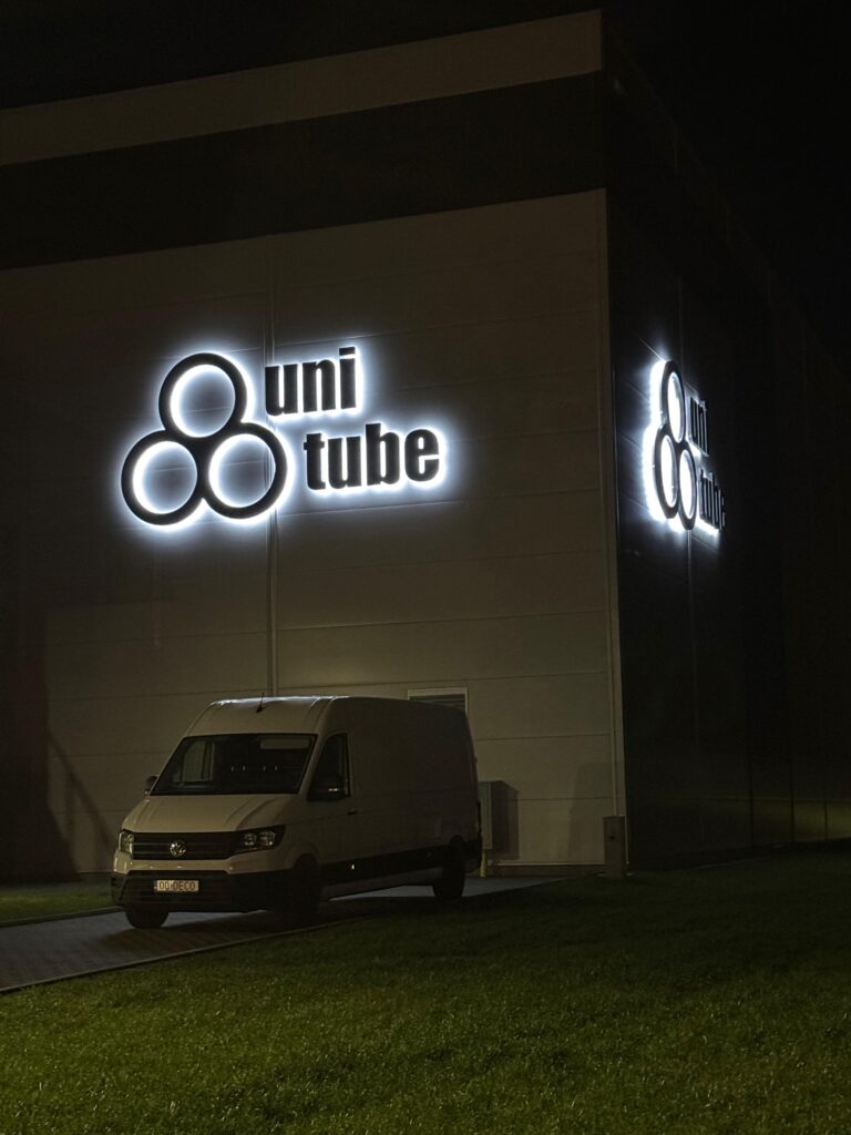 Aluminiowe litery HALO z podświetleniem – realizacja DECOPARK