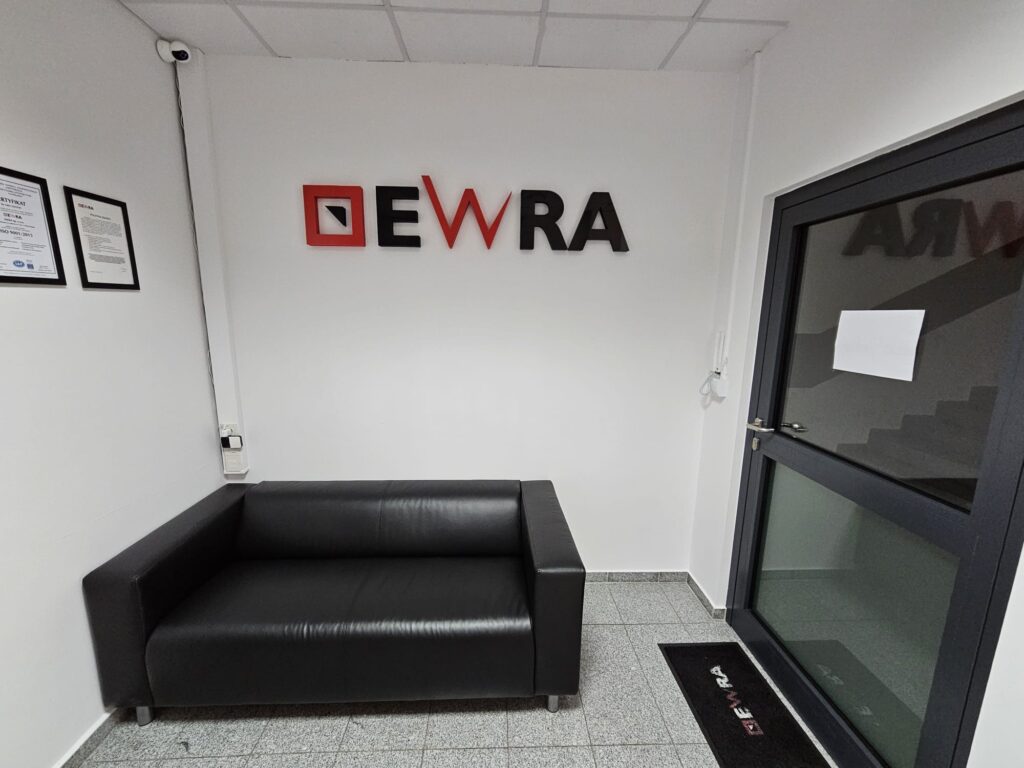 Niepodświetlane logo 3D ze styroduru z licem – realizacja DECOPARK