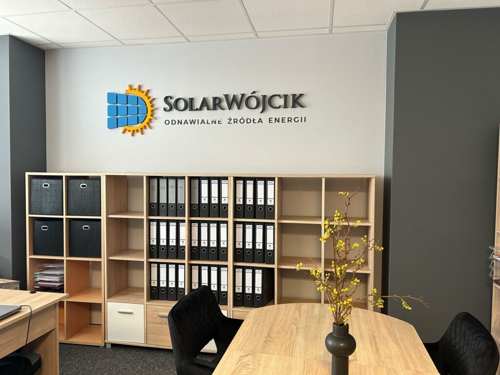 Niepodświetlane logo 3D ze styroduru z licem – realizacja DECOPARK