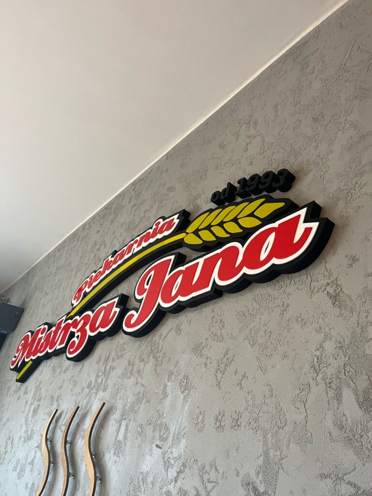 Niepodświetlane logo 3D ze styroduru z licem – realizacja DECOPARK