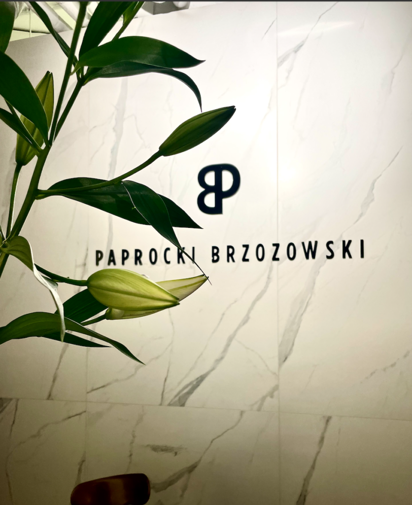 Niepodświetlane logo 3D ze styroduru z licem – realizacja DECOPARK