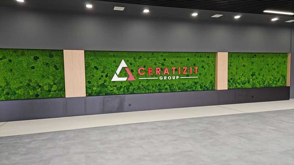 Niepodświetlane logo 3D ze styroduru z licem – realizacja DECOPARK