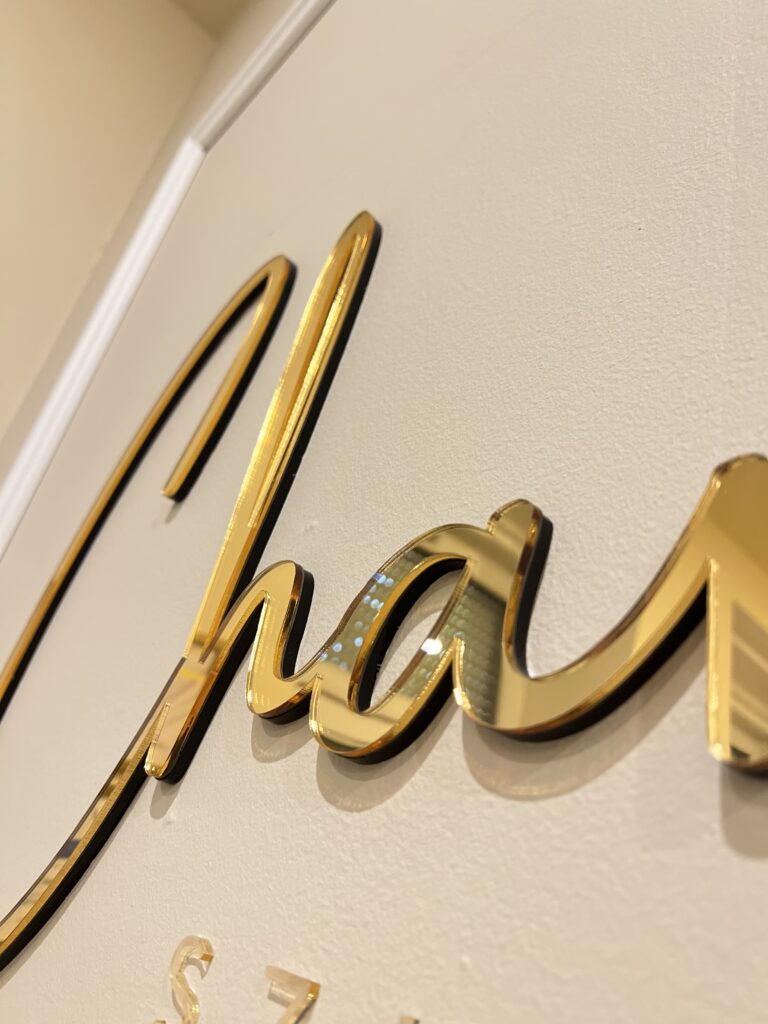 Logo lustrzane z akrylu na ścianę – realizacja DECOPARK