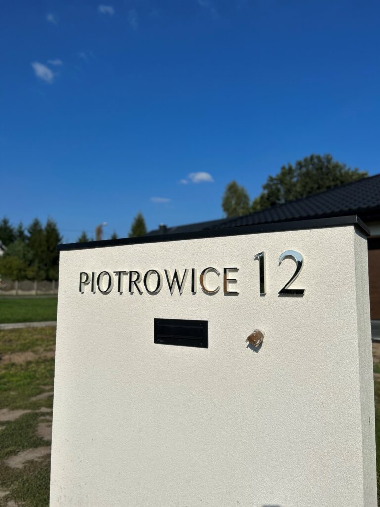 Logo lustrzane z akrylu na ścianę – realizacja DECOPARK