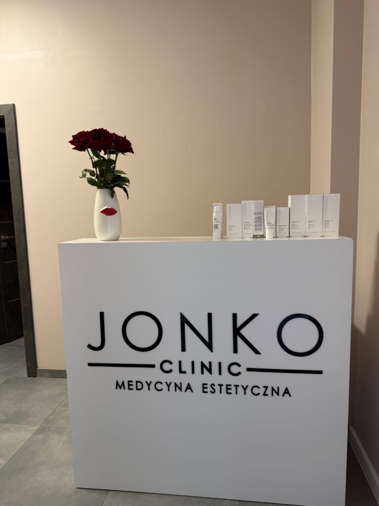 Niepodświetlane logo 3D ze styroduru z licem – realizacja DECOPARK