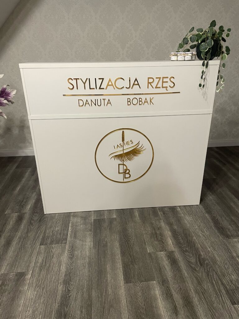Logo lustrzane z akrylu na ścianę – realizacja DECOPARK