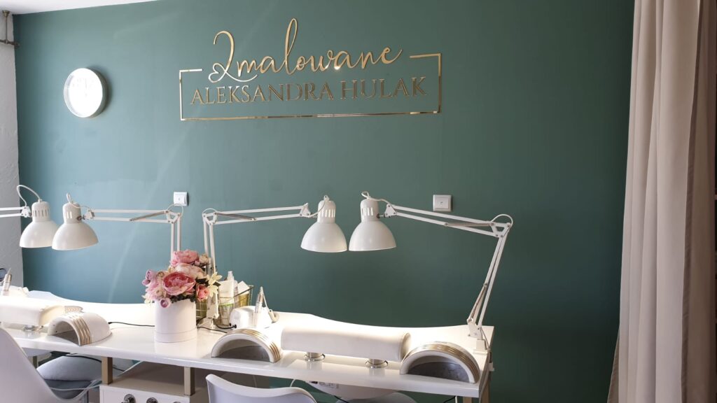 Logo lustrzane z akrylu na ścianę – realizacja DECOPARK