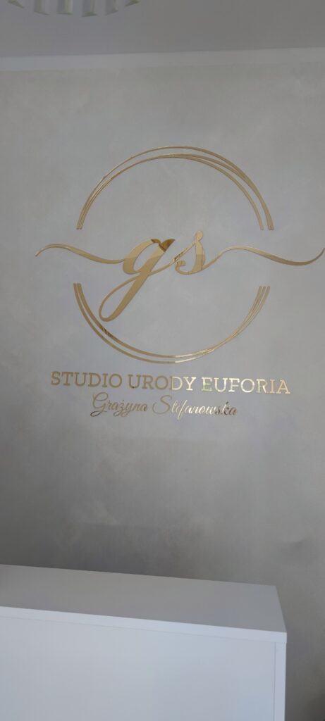 Logo lustrzane z akrylu na ścianę – realizacja DECOPARK