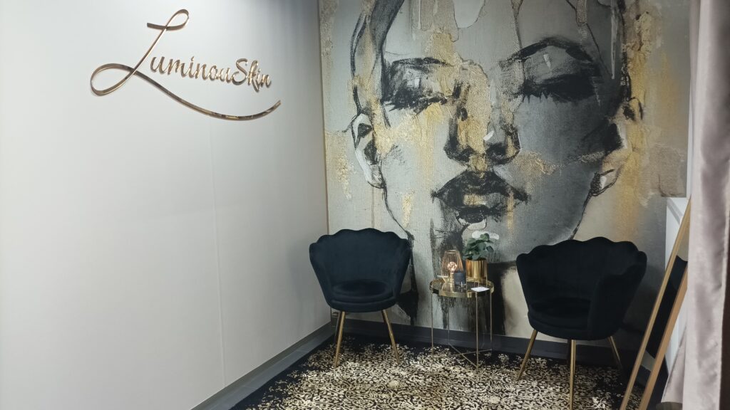 Logo lustrzane z akrylu na ścianę – realizacja DECOPARK