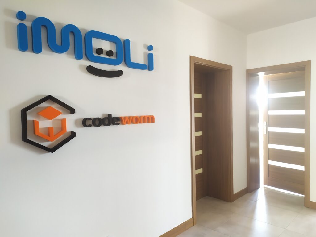 Niepodświetlane logo 3D ze styroduru z licem – realizacja DECOPARK