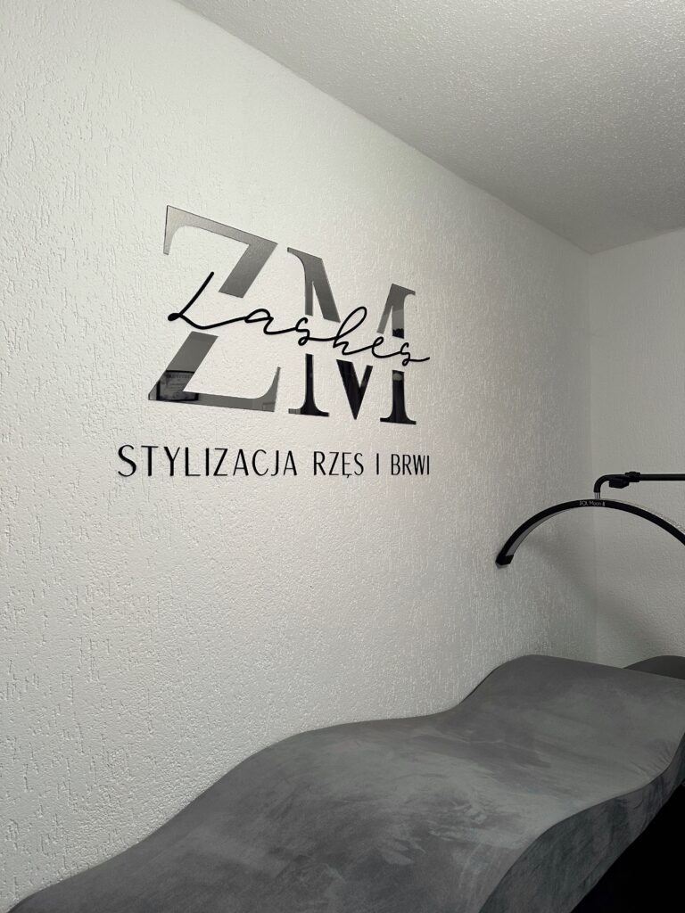 Logo lustrzane z akrylu na ścianę – realizacja DECOPARK