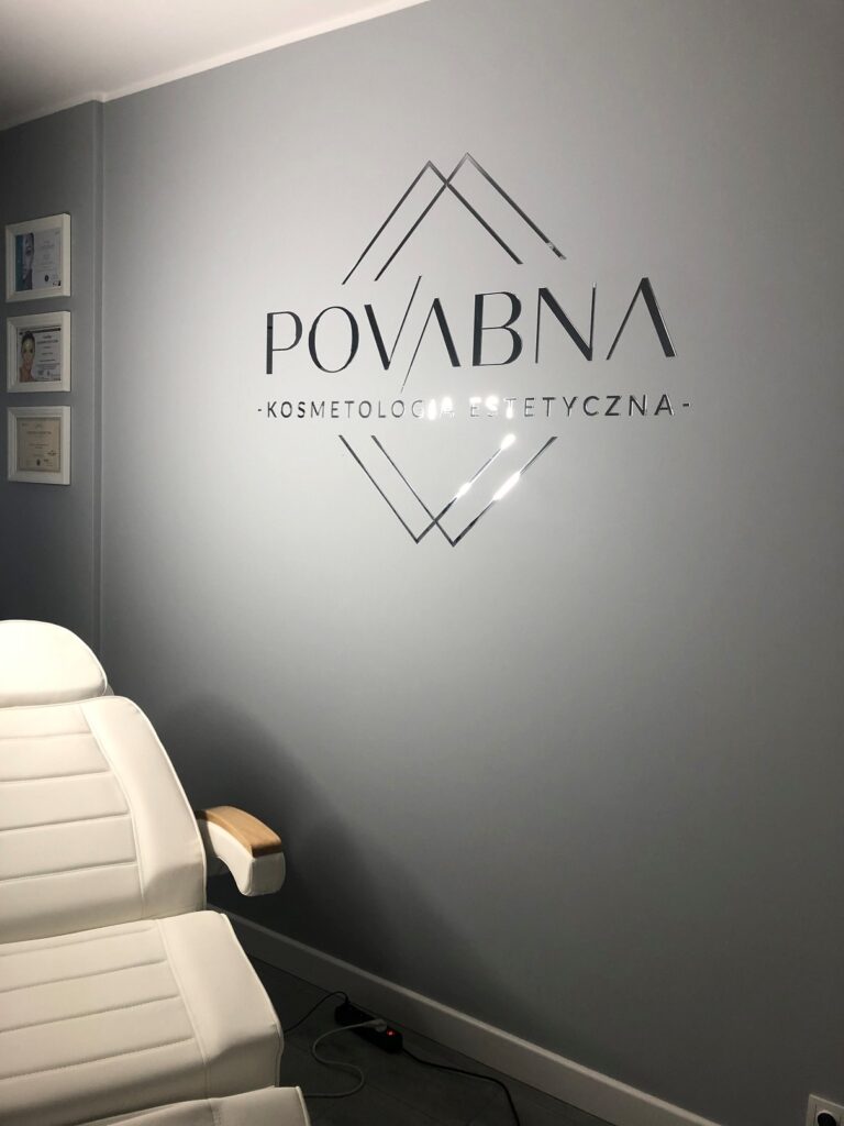 Logo lustrzane z akrylu na ścianę – realizacja DECOPARK
