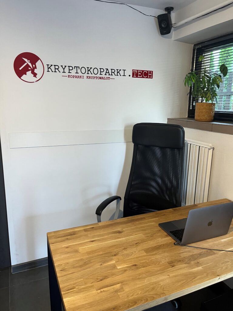 Niepodświetlane logo 3D ze styroduru z licem – realizacja DECOPARK