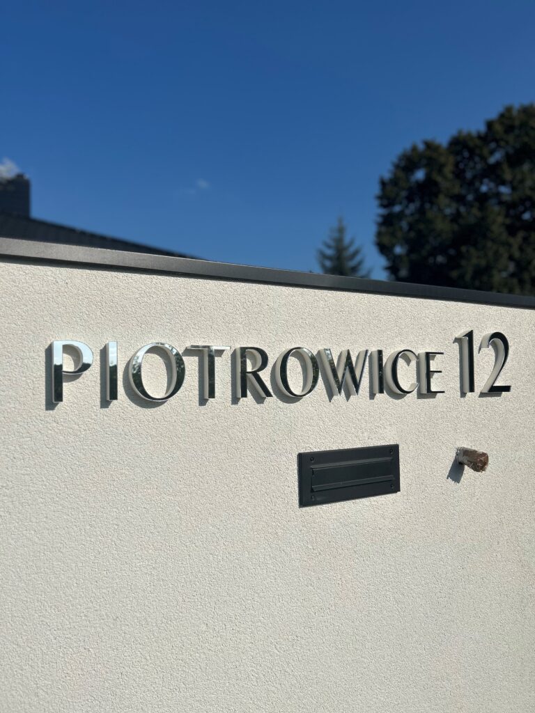 Logo lustrzane z akrylu na ścianę – realizacja DECOPARK