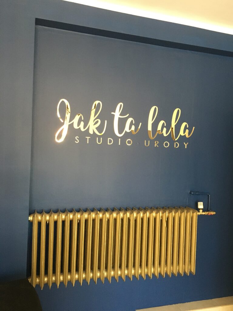 Logo lustrzane z akrylu na ścianę – realizacja DECOPARK