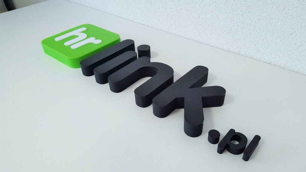 Niepodświetlane logo 3D ze styroduru z licem – realizacja DECOPARK