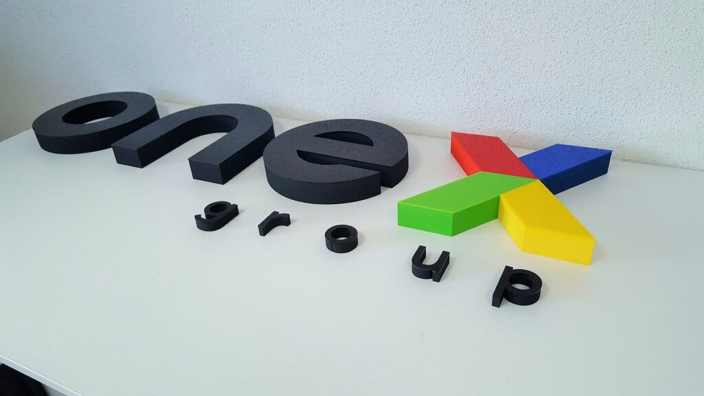 Niepodświetlane logo 3D ze styroduru z licem – realizacja DECOPARK