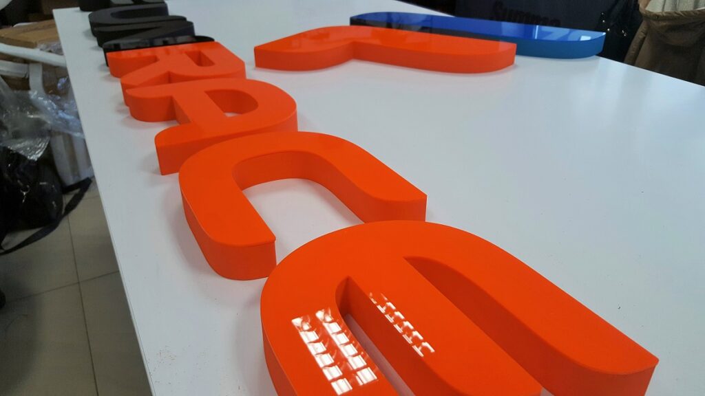 Niepodświetlane logo 3D ze styroduru z licem – realizacja DECOPARK