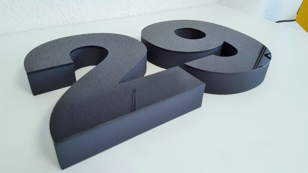 Niepodświetlane logo 3D ze styroduru z licem – realizacja DECOPARK