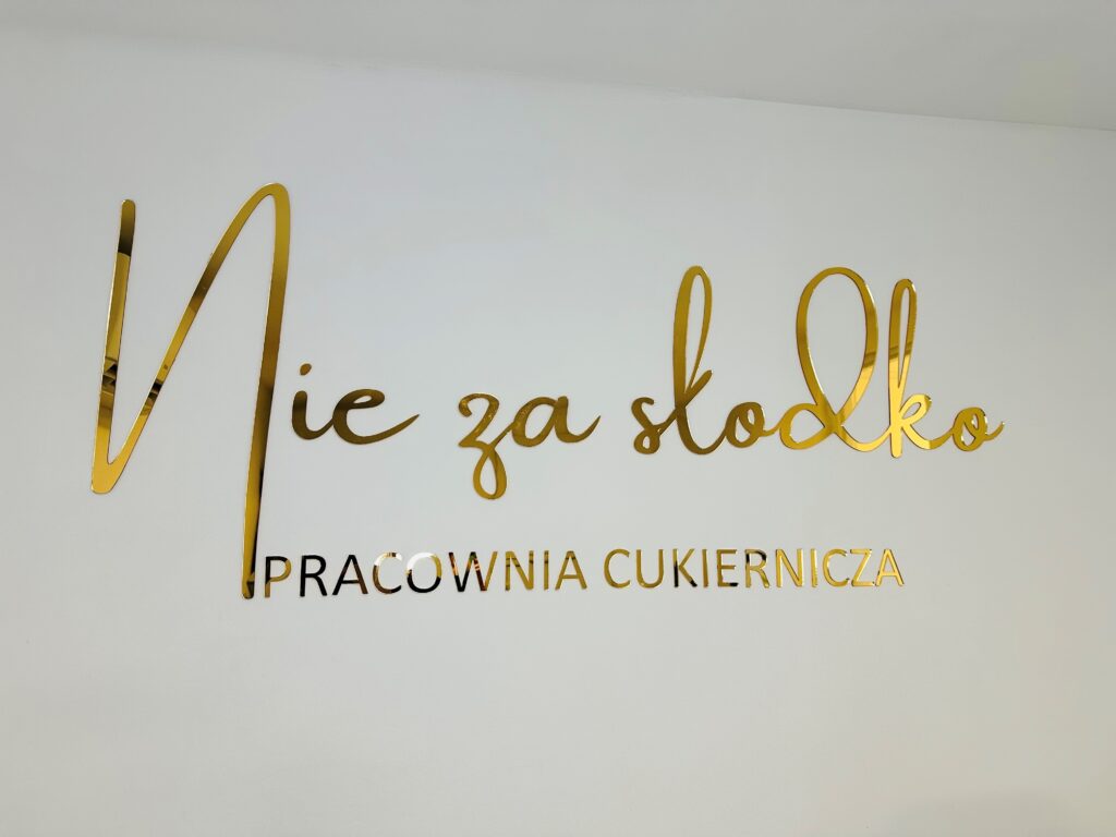 Logo lustrzane z akrylu na ścianę – realizacja DECOPARK